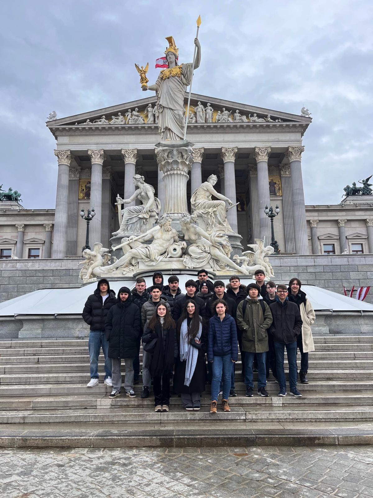 Gruppenfoto vorm Parlament