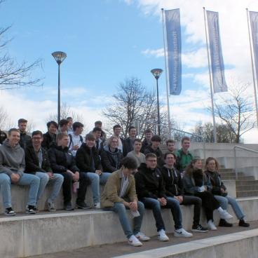Schüler der 5A und 5B Elektrotechnik vor der FH Wr. Neustadt