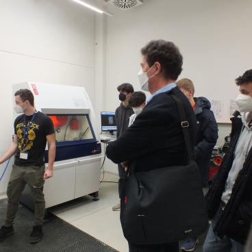 Schüler der 5B Elektrotechnik in einem Labor der FH Wr. Neustadt