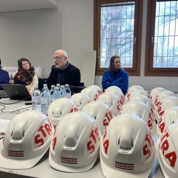 Schülerinnen bei der Besichtigung der Baustelle