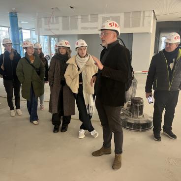 Schülerinnen bei der Besichtigung der Baustelle