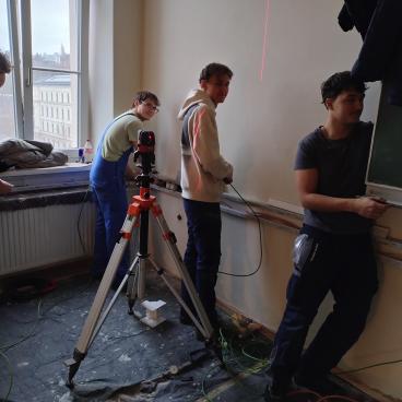 Schüler montieren etwas