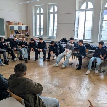 Schüler im Sesselkreis