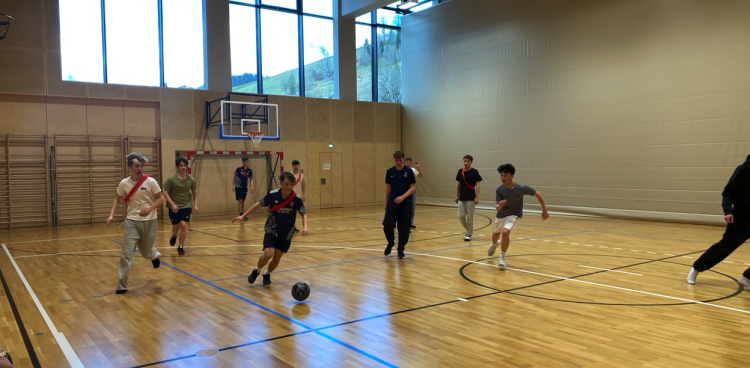 Schüler spielen Fußball