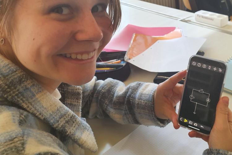 mit Mobiltelefon