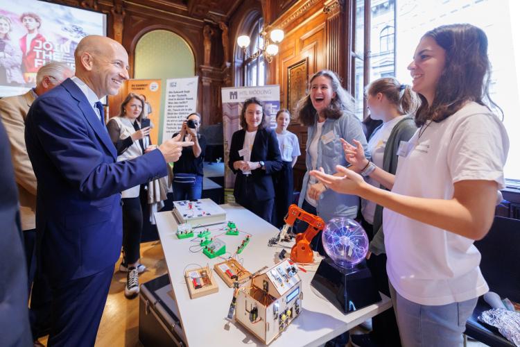 Elektrotechnik Schülerinnen mit Minister Kocher
