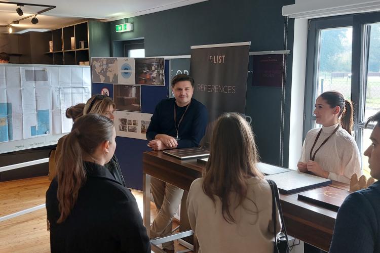Schüler*innen beim Besuch der Fa. F/LIST