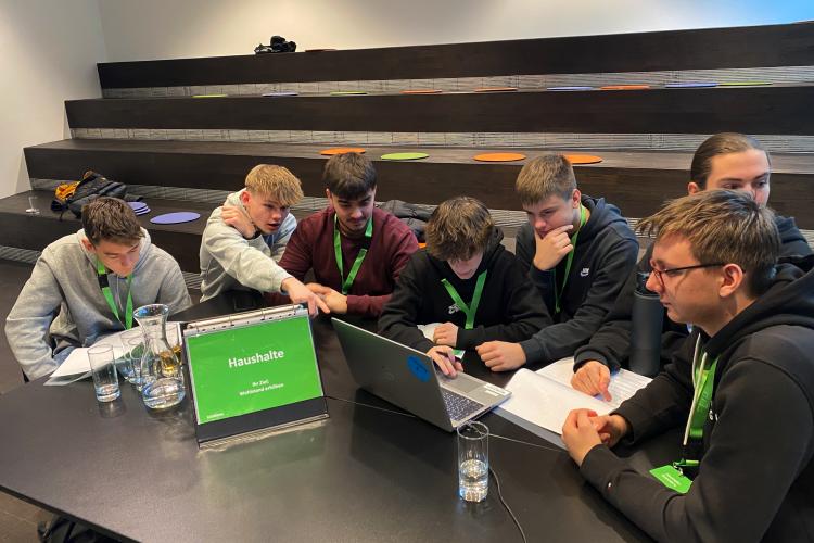 Schüler beim Planspiiel ECOMANIA