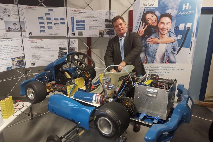 Prof Sikora mit Wasserstoff betriebenem Kart