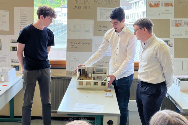 Die Sieger des Projekts bei ihrer Präsentation