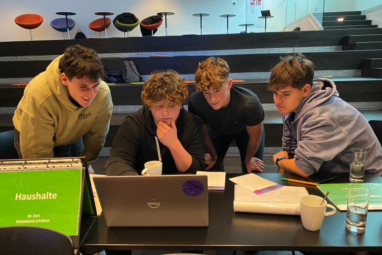 Schüler arbeiten gemeinsam am COmputer