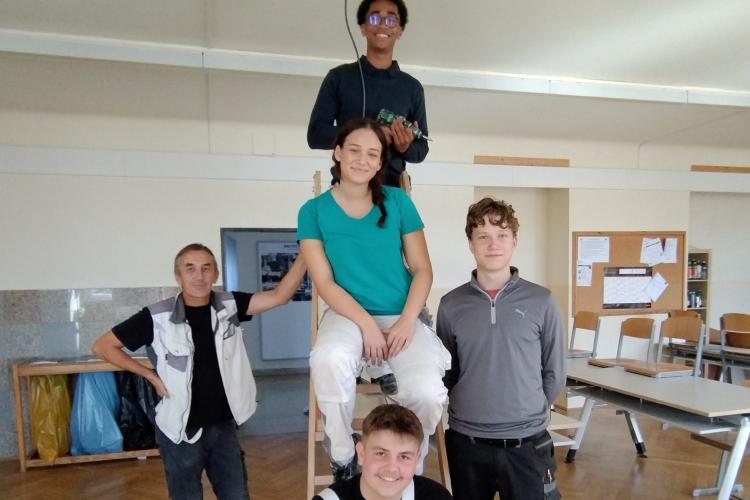 Schüler beim Montieren eines Beamers