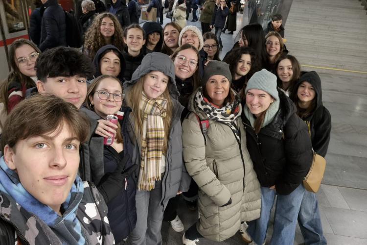 Schüler*innen am Bahnhof