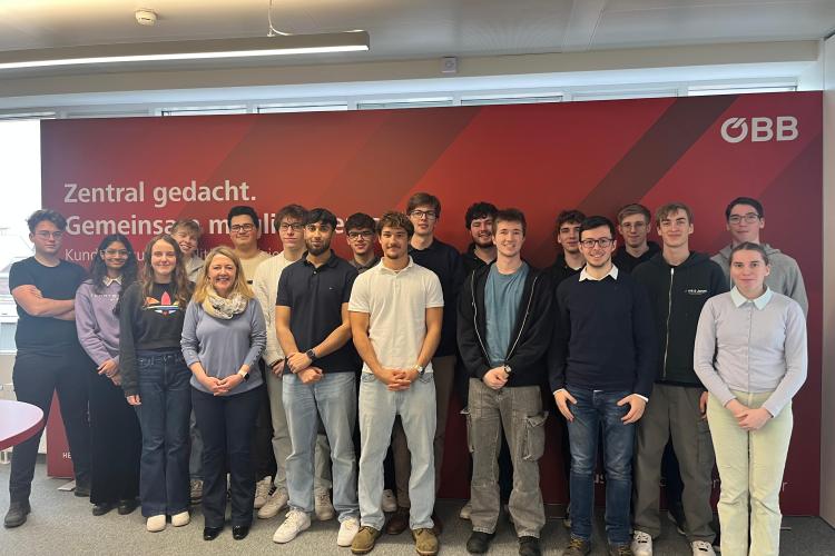 Gruppenfoto vor ÖBB Logo