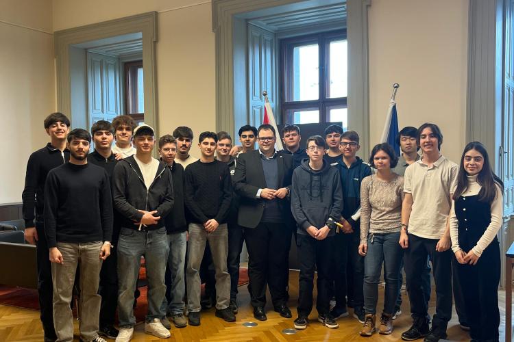 Gruppenfoto im Parlament mit Abgeordneten