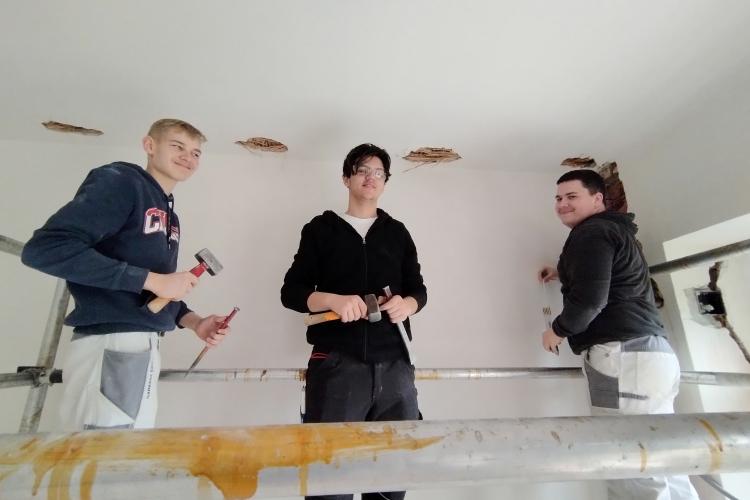 Schüler arbeiten auf Gerüst