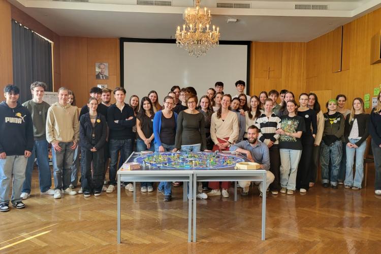Schüler*innen beim Weltklimaspiel
