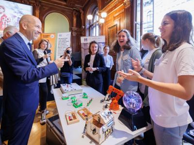 Elektrotechnik Schülerinnen mit Minister Kocher