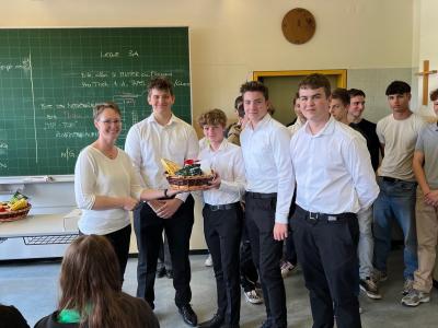 Die Schüler:innen bei der Preisverleihung