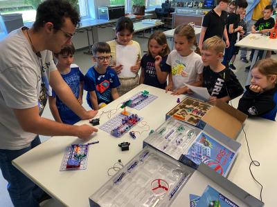 Schüler:innen arbeiten an einem Projekt 