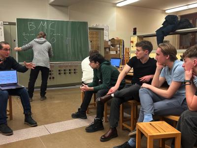 Schüler hören dem Vortragenden zu