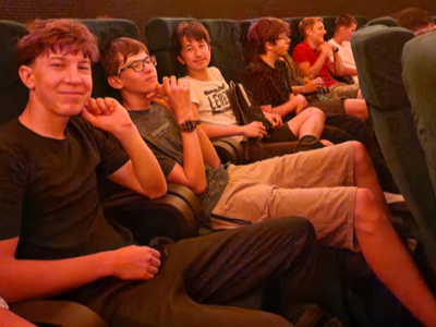 Schüler in Planetarium