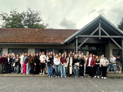 Klassenfoto vor dem Betrieb