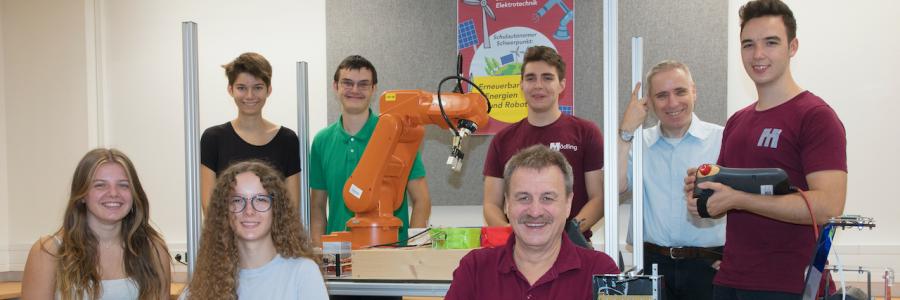 Gruppe von SchülerInnen und Lehrern